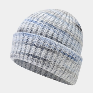 Détail du bonnet en maille épaisse avec un mélange de fils bleu et gris chiné doux