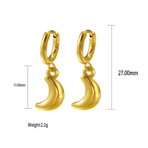 Macro shot of 18K gold plated shell-shaped hoop earrings showing size 27mm and weight 2.2g