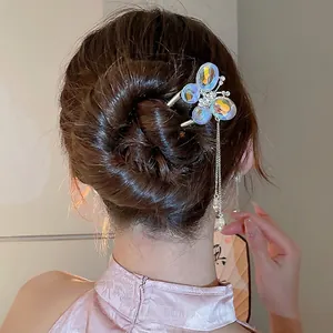 Eleganter Schmetterlings Haarnadel mit blauen Flügeln und weißen Perlen Quasten