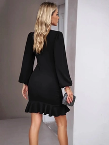 Robe moulante noire élégante à manches bouffantes avec ourlet à volants et coupe ajustée
