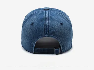 Détail arrière d'une casquette en jean délavé vintage avec lanière réglable à boucle métal