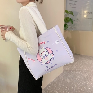 Detail eines flauschigen Schultergurts an einer lila Canvas-Tasche mit Bären-Print