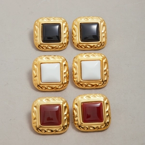 Drei Paar Vintage-Onyx-Ohrstecker in Schwarz, Weiß und Rot mit goldener Hammerschlag-Optik