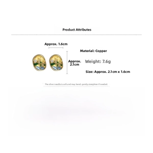 Détail de boucles d'oreilles émaillées ovales avec fleurs en relief, perles et métal doré