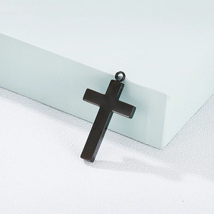 Pendentif croix noir poli en acier inoxydable au design minimaliste et élégant