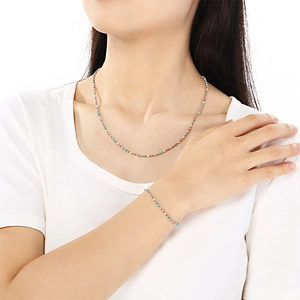 Parure bohème collier et bracelet en perles colorées avec chaîne dorée sur mannequin