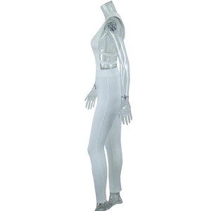 Détail d'un ensemble blanc deux pièces taille haute avec coutures évidées sur un mannequin