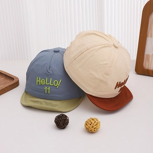 Détail de casquettes de baseball enfant bicolores avec broderie HELLO 11 et tissu léger
