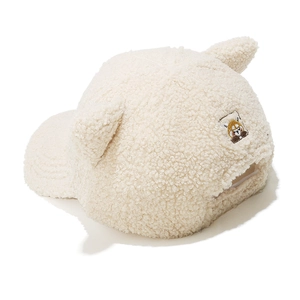 Détail de la casquette beige en polaire avec oreilles d'ours et broderie panda