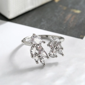 Dettaglio macro di anello floreale in argento con zirconi lucidi a taglio marquise