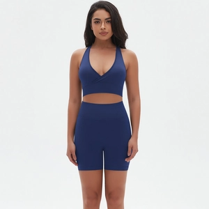 Dettaglio completo completo yoga senza cuciture con reggiseno incrociato e pantaloncini