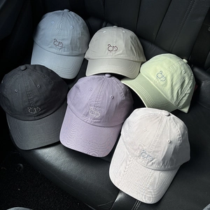Sammlung bunter Baumwoll-Basecaps mit minimalistischer kleiner Katzen-Stickerei