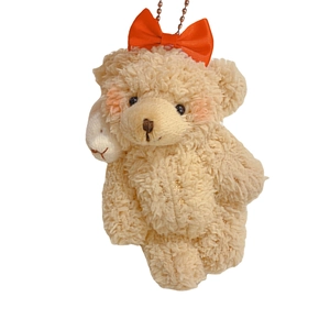Handgemaakte beige pluche beer hanger met rode strik en metalen ketting voor tassen