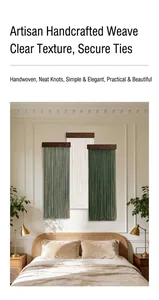 Dettaglio di arazzi boho verde muschio e beige con aste in legno massiccio scuro