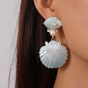 Ohrhänger in Muschelform mit türkisfarbenem Emaille, Perlen und Kristallen an Model