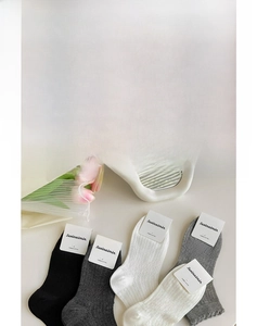 Détail de chaussettes en fibre de bambou douce en cinq couleurs avec maille fleurie aérée