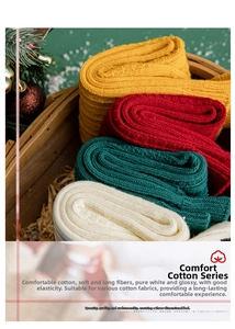 Détail de chaussettes de Noël en coton tricoté coloré avec texture côtelée en panier