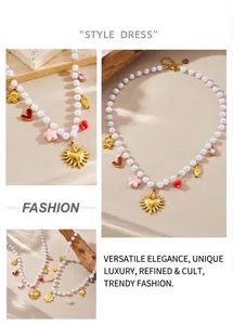 Dettaglio di collana di perle dorate con ciondoli a sole, cuore, orso e fiori