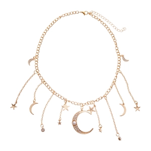 Collier doré avec pendentifs étoile et lune serti de strass et perles blanches