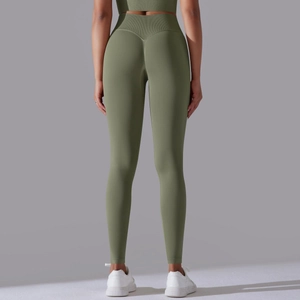 Detail der olivgrünen nahtlosen High-Waist-Yoga-Leggings mit Push-up-Effekt am Gesäß