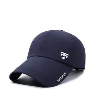 Dettaglio dei fori di ventilazione laser sul cappellino sportivo blu traspirante