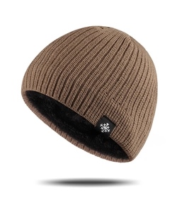 Détail du bonnet en tricot d'hiver avec doublure polaire noire et étiquette flocon