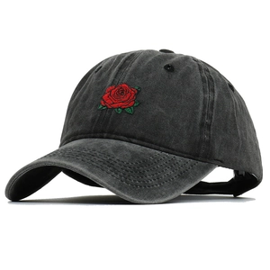 Primer plano detallado del bordado de rosa roja en una gorra de béisbol negra lavada