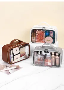 Dettaglio della borsa cosmetica in PVC con cerniere in metallo M e manici rinforzati