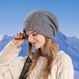 Bonnet en tricot gris pour femme avec logo en cuir pour l'hiver et le sport