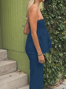 Détail de l'ensemble bustier bleu marine avec taille smockée et texture d'aspect lin