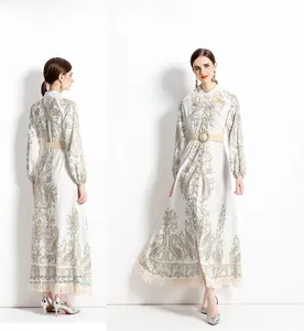 Vues avant et arrière de la robe paisley à manches longues avec ceinture tressée et franges