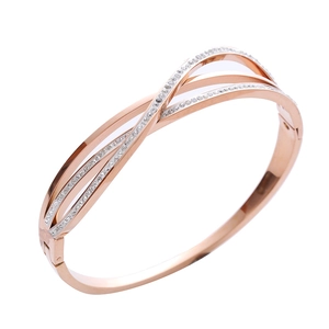 Élégant bracelet en acier inoxydable plaqué or rose 18k avec design croisé à trois couches