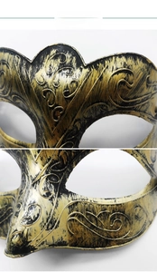 Détail de la texture baroque et finition noire et dorée sur le demi-masque vintage