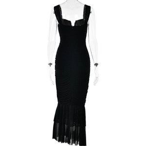 Détail de la robe moulante noire avec fronces et ourlet en tulle transparent style sirène