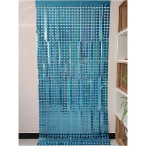 Dettaglio della tenda a frange blu con motivo laser quadrato per fondali di feste