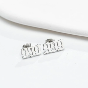 Gotische 999 Edelstahl-Ohrstecker in Silber-Finish für Damen auf weißem Display