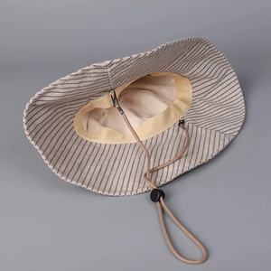 Cappello da sole a righe in cotone e lino con tesa larga e cinturino sottogola regolabile