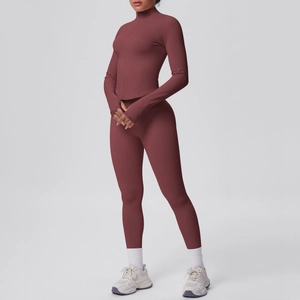 Dettaglio del set da yoga bordeaux con giacca con colletto e leggings a vita alta