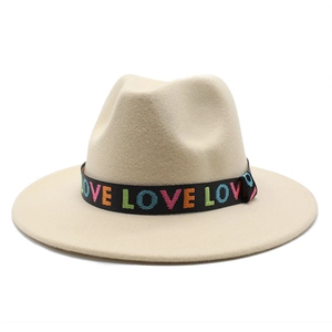 Vue détaillée du chapeau fedora beige avec ruban noir et broderie LOVE multicolore