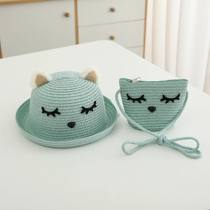 Dettaglio del set cappello di paglia verde menta e borsa con orecchie di gatto e ricamo
