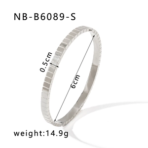 Détail montrant la largeur de 0,5cm et le diamètre de 6cm du bracelet à carreaux argent