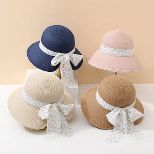 Chapeaux de soleil élégants en paille avec nœuds en mousseline fleurie, quatre couleurs
