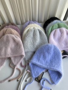 Flachbild von weichen Angora-Hasenfell-Ohrenschützermützen in verschiedenen Pastellfarben