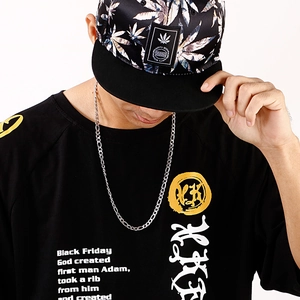 Chaîne de collier hip-hop 3:1 NK en acier titane sur homme avec casquette de baseball noire