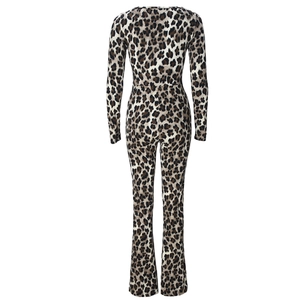 Rückansicht des schmal geschnittenen Langarm-Jumpsuits mit Leopardenmuster und Schlaghose