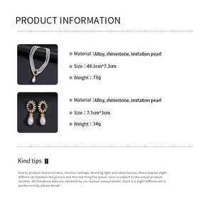 Vue détaillée du collier de perles triple couche et des boucles d'oreilles en strass rubis