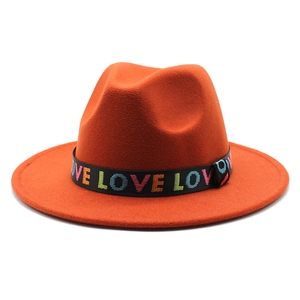 Vue détaillée d'un chapeau en laine orange avec broderie LOVE colorée sur ruban noir