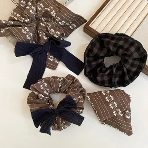 Haargummis aus Stoff mit Karomuster und Blumenmuster sowie Vintage-Schleifen für Damen
