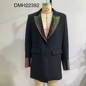 Detailansicht von schwarzem Blazer-Revers und Manschetten mit bunten Strassstein-Akzenten