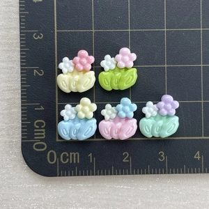 Mini-Blumenanhänger aus Harz für DIY-Bastelarbeiten auf einer Messmatte
